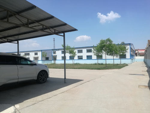 德州健之源地處魯西北平原，毗鄰黃河故道森林公園，生產(chǎn)條件環(huán)境優(yōu)越，擁有現(xiàn)代化的廠房，標(biāo)準(zhǔn)化的生產(chǎn)車間，公司擁有三證：SC食品生產(chǎn)許可證、GMP證、食品出口生產(chǎn)企業(yè)證書，生產(chǎn)過程中采用ISO22000管理體系進(jìn)行科學(xué)管理，并擁有近十年的生產(chǎn)加工經(jīng)驗(yàn)，產(chǎn)品口感、湯色、功效等各項(xiàng)指標(biāo)均能達(dá)到客戶滿意，生產(chǎn)采用全自動(dòng)帶線帶牌袋泡茶包裝機(jī)生產(chǎn)線，有全套的粉碎和超微粉碎、分篩、烘干、滅菌、制粒、制袋等設(shè)備，科學(xué)的生產(chǎn)工藝和嚴(yán)格規(guī)范的滅菌殺毒技術(shù)。