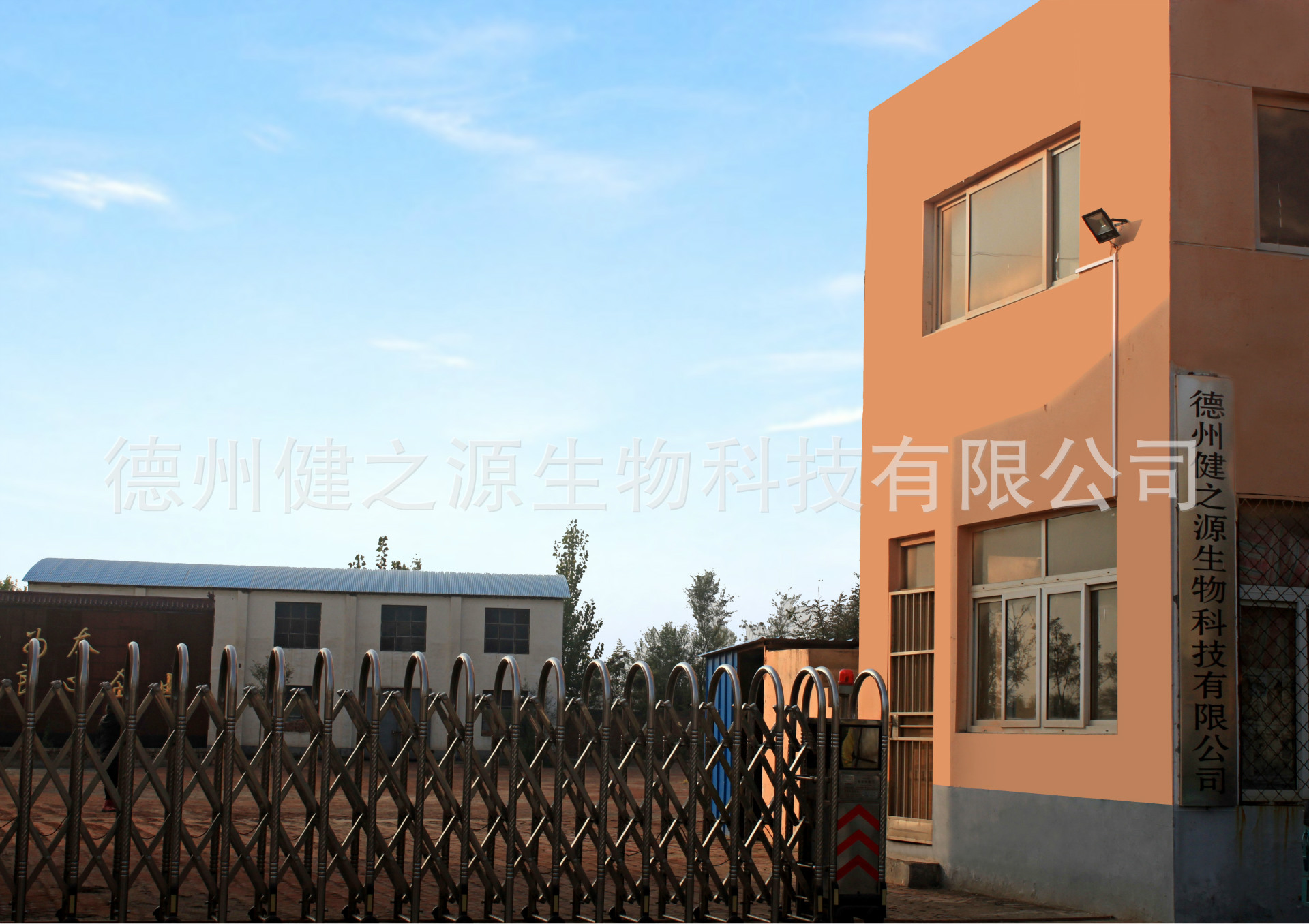 德州健之源生物科技有限公司是一家專業(yè)生產營養(yǎng)素補充劑、SC營養(yǎng)食品公司，業(yè)務范圍包括固體飲料、壓片糖果、代用茶、沖劑以及各種膳食養(yǎng)生健康食品的生產代工、OEM、 ODM等。公司占地五十余畝，廠區(qū)建筑面積4000余m2，內設生產車間、質量控制室、產品檢測中心、陰涼倉庫、辦公用房及輔助用房。生產車間總面積1000余m2，其中保健食品GMP 凈化車間600m2，裸藻片代加工 裸藻復合壓片糖果OEM  食品片劑貼牌委托生產廠家 一般生產區(qū)400m2；倉儲總面積（原輔料倉庫、成品倉庫、包材倉庫等）2500m2，物料分區(qū)分庫存放；檢測分析室（包括理化分析室、微生物檢驗室、留樣觀察室等）總面積300m2。辦公用房200m2。流水生產線承接粉劑，片劑，袋泡茶，顆粒劑 等劑型的成品、半成品代加工。  公司成立專項實驗室，引進山東中醫(yī)藥大學的醫(yī)藥技術部部長等相關專業(yè)人員組建科研團隊，在分子生物學、微 生物發(fā)酵、藥食同源、新資源食品研究等方面實行研產一體化，針對不同方向的營養(yǎng)課題進行探討研究，并將科研成果轉化為生產力，為產業(yè)化生產提供技術支撐。